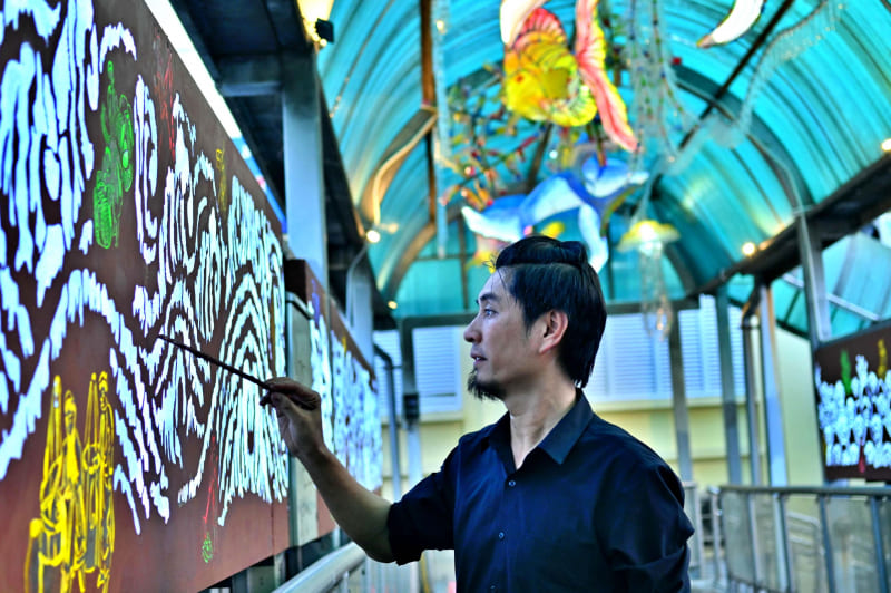 L''artiste Le Dang Ninh avec l''œuvre 