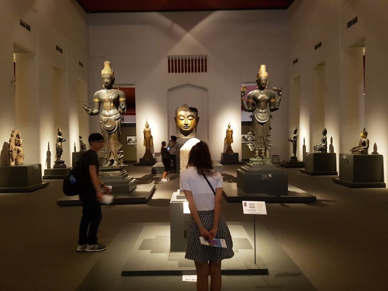 Les touristes visitent le musée