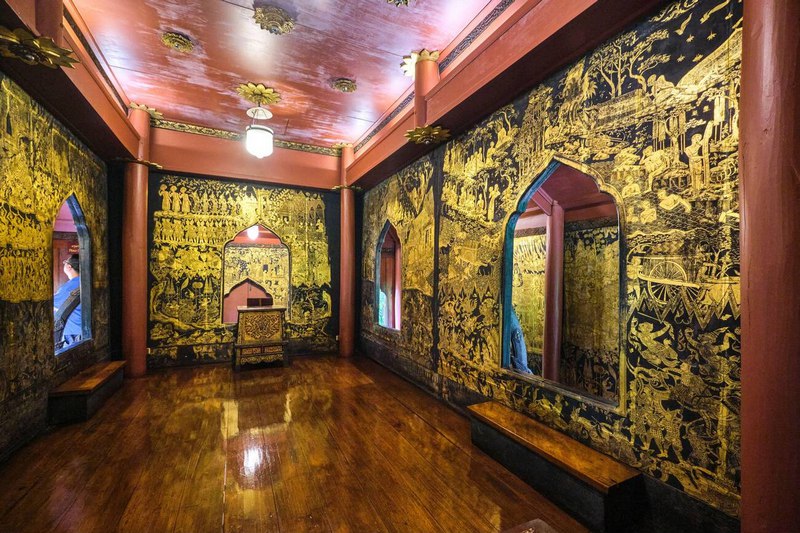 Mural en or richement décoré au Palais Suan Pakkad