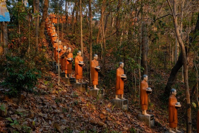 Statues de moines tenant des bols d''aumône à Phnom Sombok