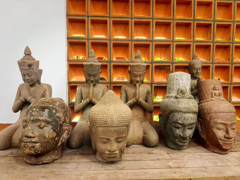 La sculpture sur pierre et sur bois aux ateliers d'Artisans Angkor