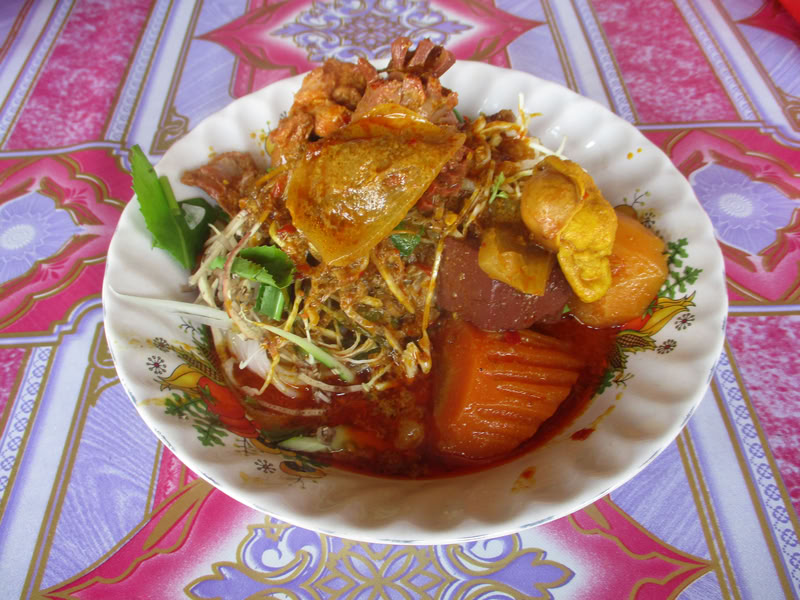Num banh chok : nouilles de riz fraîches avec un curry vert de poisson