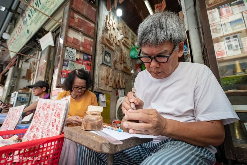 Le graveur, M. Phạm Ngọc Toàn, tient l'atelier depuis 1993