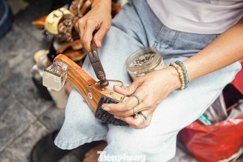 L'artisan mesure votre pied, place la bride et la cloue à la semelle