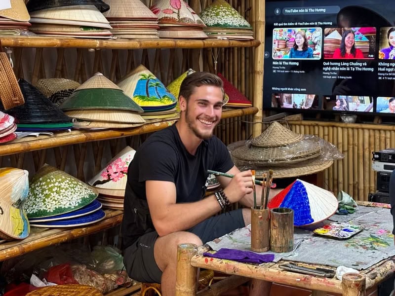 Le nón lá (chapeau conique) est le souvenir que presque tous les voyageurs achètent