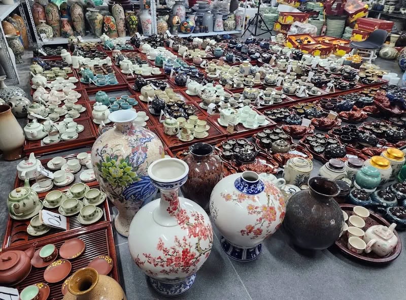 des bols, des théières et des vases, du bleu et blanc classique aux modèles contemporains