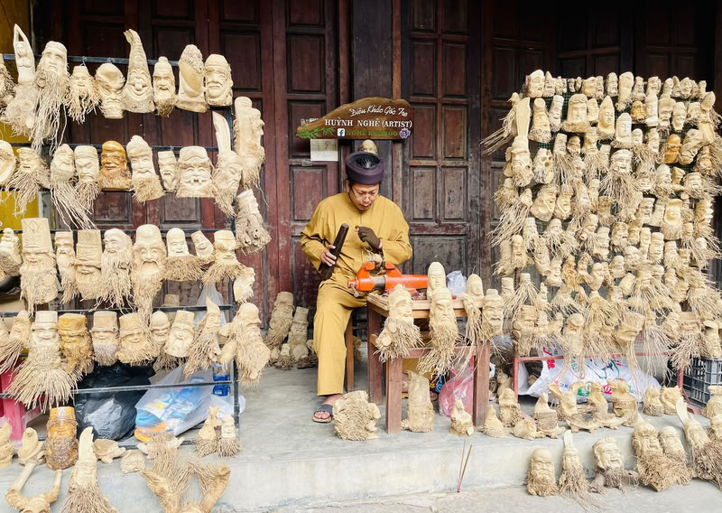 Au village de charpentiers de Kim Bong.
