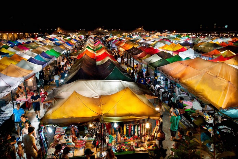 Exploration du Marché Nocturne de Talad Rot Fai à Srinakarin, Bangkok