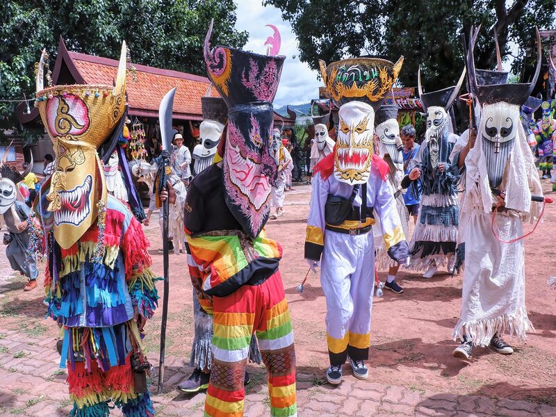 Participants costumés de Phi Ta Khon au Wat Phon Chai.