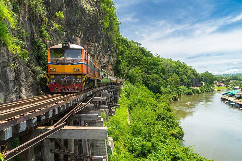 La fameuse voie Death Railway à kanchanaburi à thaïlande