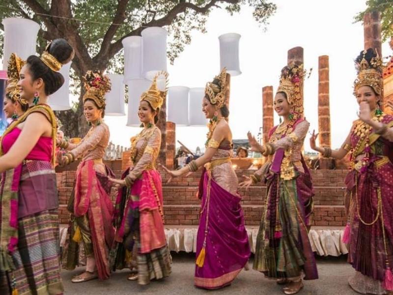 Danse traditionnelle thaïlandaise pendant le festival de Loy Krathong