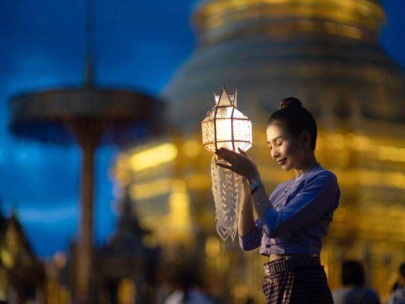 Femme asiatique tenant une lanterne en papier traditionnelle