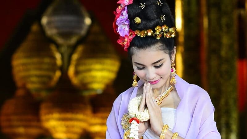 Découvrez le geste traditionnel thaïlandaise, le Wai.
