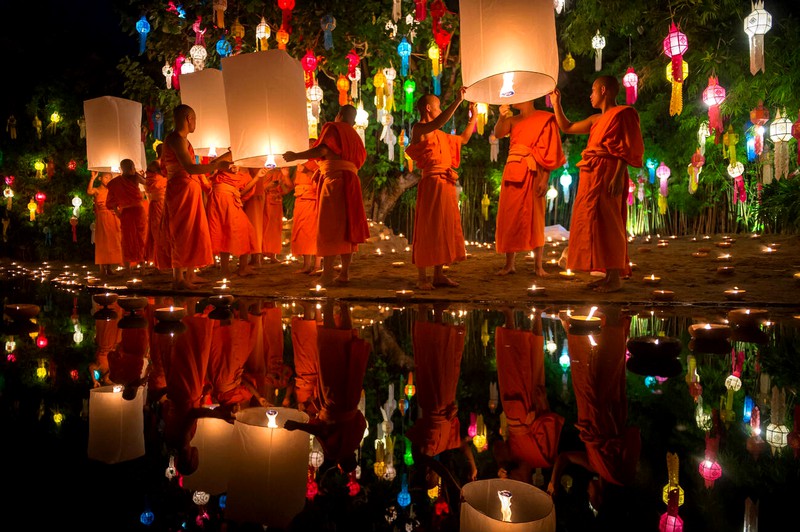 Les moines participant au festival Yi Peng à Chiang Mai.