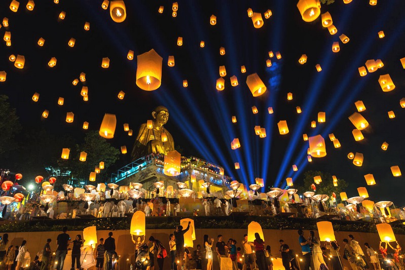 Festival Yi Peng : Lanternes volantes illuminées, ambiance inoubliable.