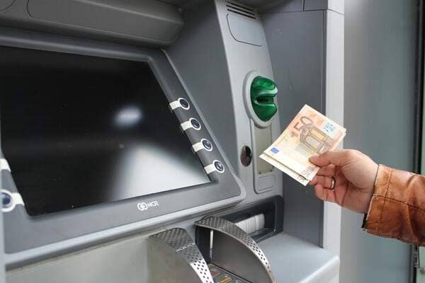 Cartes, frais bancaire et guichets automatiques au Cambodge