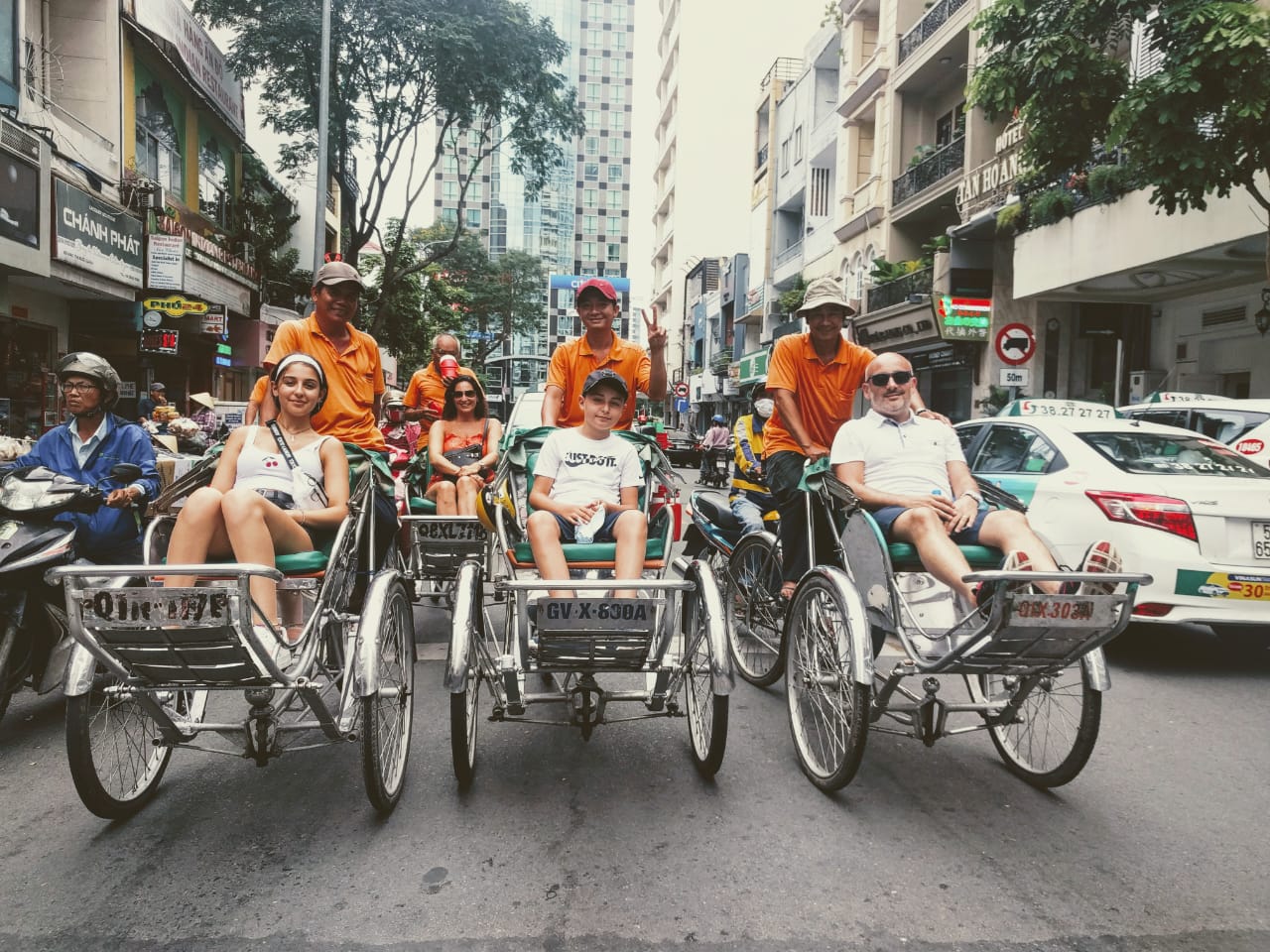 Les touristes s''assoient sur de cyclo-pousse pour voir les rues