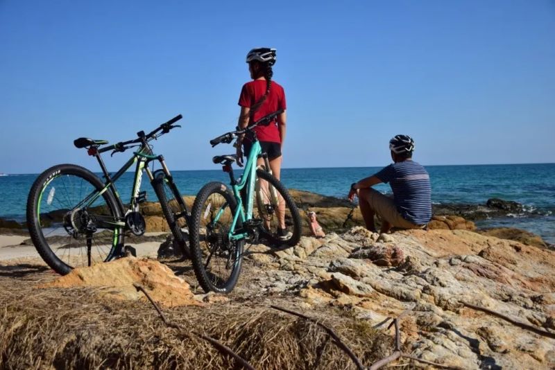 Liberté d''exploration à Koh Samet en vélo ou en scooter
