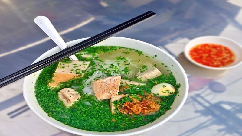 La soupe de nouilles à la ciboulette vietnamienne 