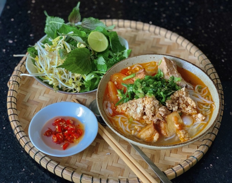 bun oc plats à deguster au vietnam au printemps
