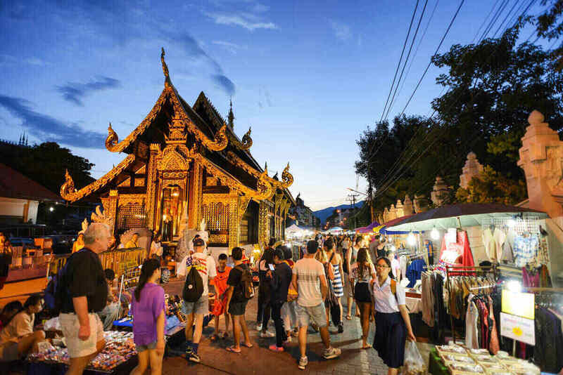 Les marchés nocturnes et les rues piétonnes animées à Chiang Mai