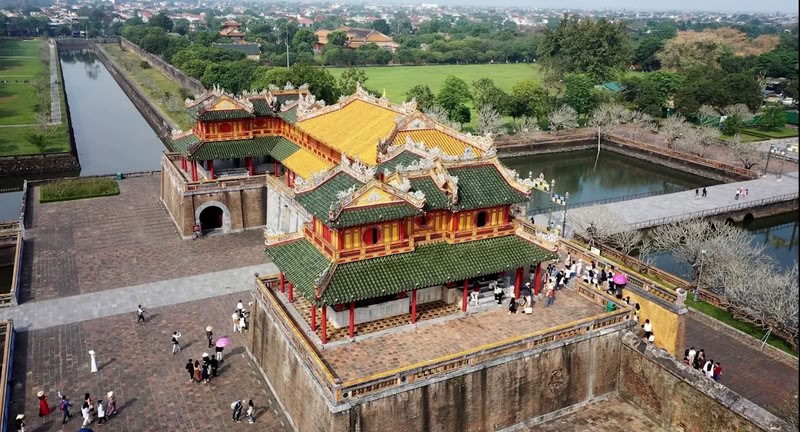 La citadelle de Hué, avec ses remparts et ses portes anciennes, illustre parfaitement le charme historique de la ville