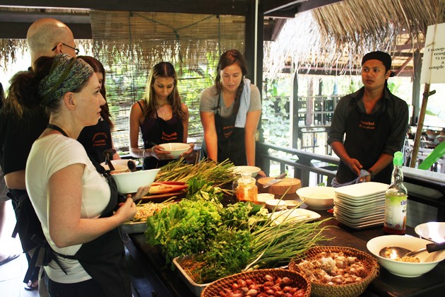 Les touristes apprennent à faire des plats laotiens
