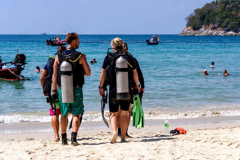 Plongeurs à la plage Kata, Phuket 