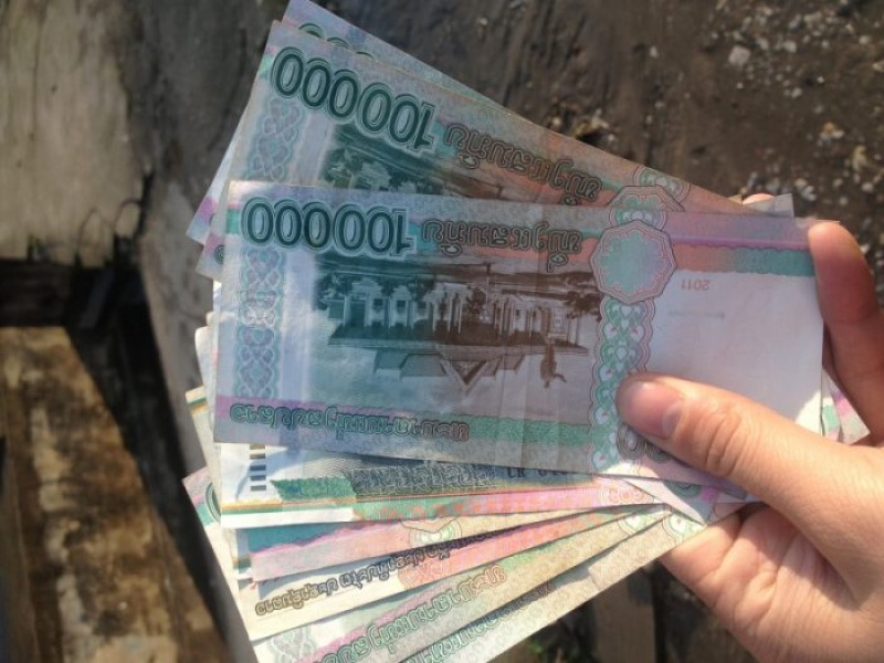 Payer de l’argent du Laos