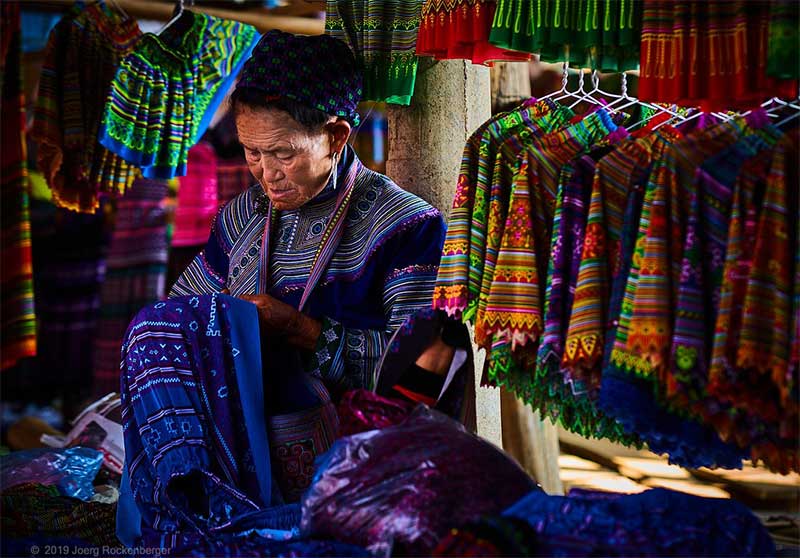 une vendeuse Hmong dans le marché de Can Cau