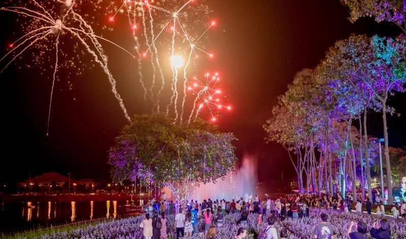 Un feu d''artifice illumine le ciel nocturne de Chiang Mai