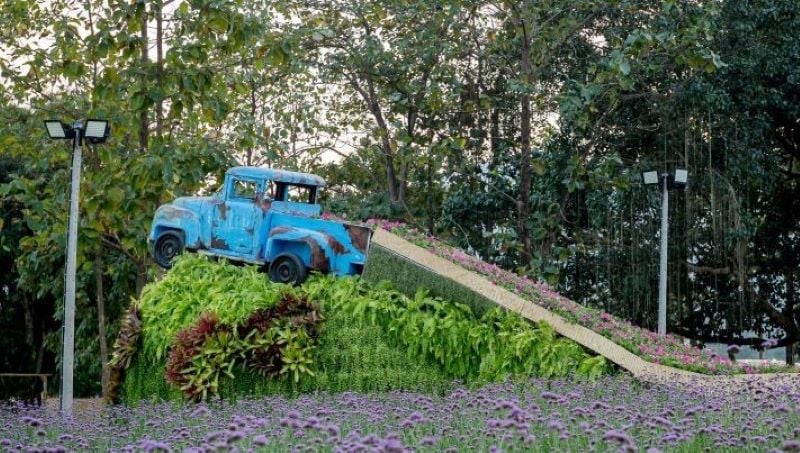 voiture dans un jardin fleuri