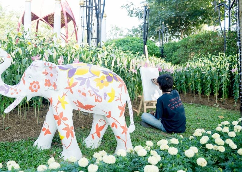 un garçon peint dans le jardin