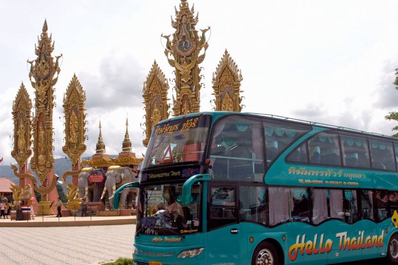 Un bus coloré transporte des touristes vers le Triangle d''Or