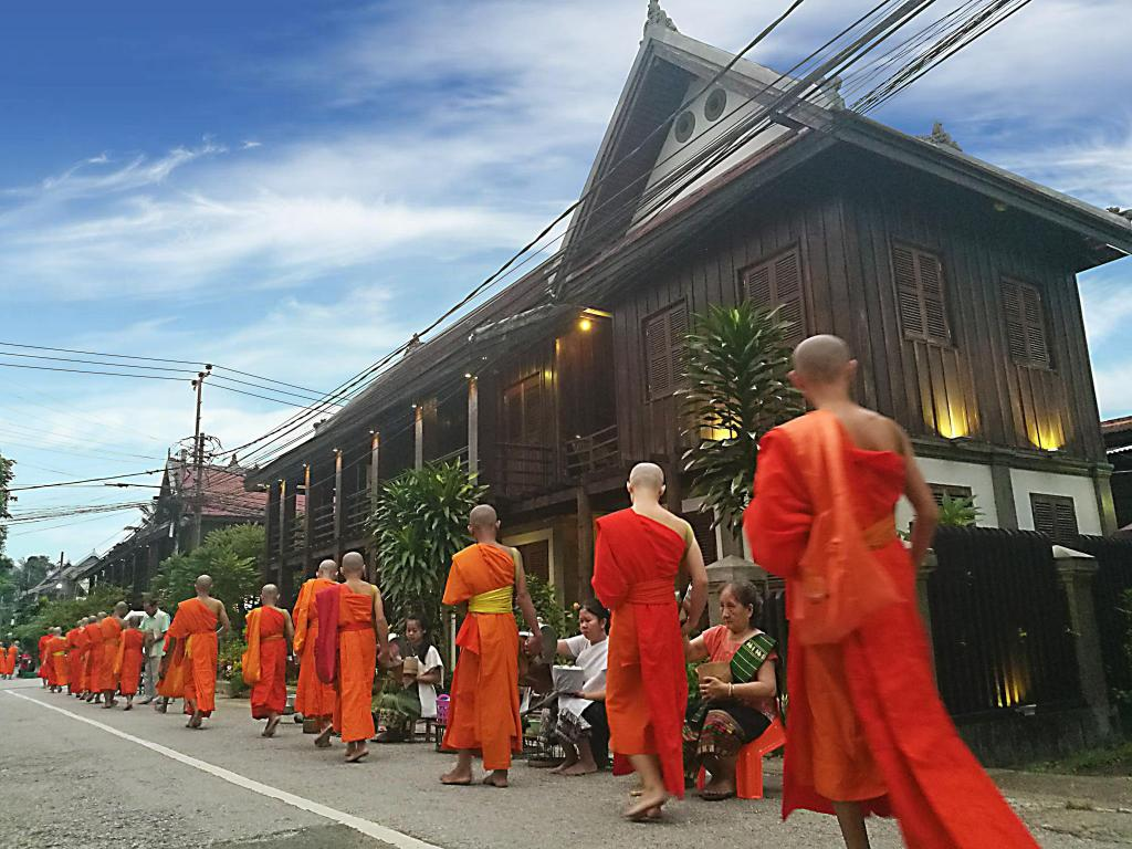 Des centaines de moines marchent dans les rues pour obtenir l''aumône des habitants