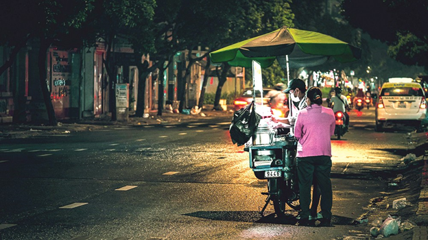 Le Banh Bao est vendu le long de la rue.
