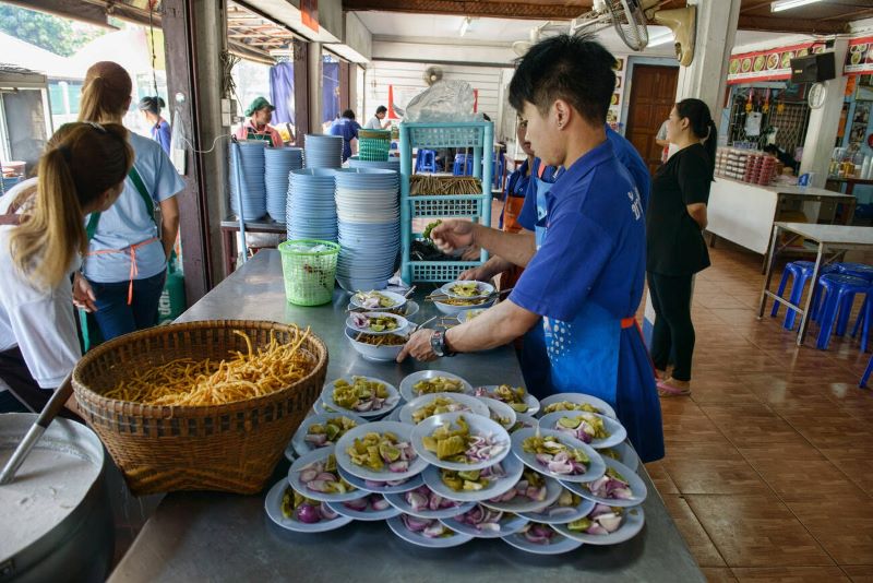 Le chef prépare le khao soi