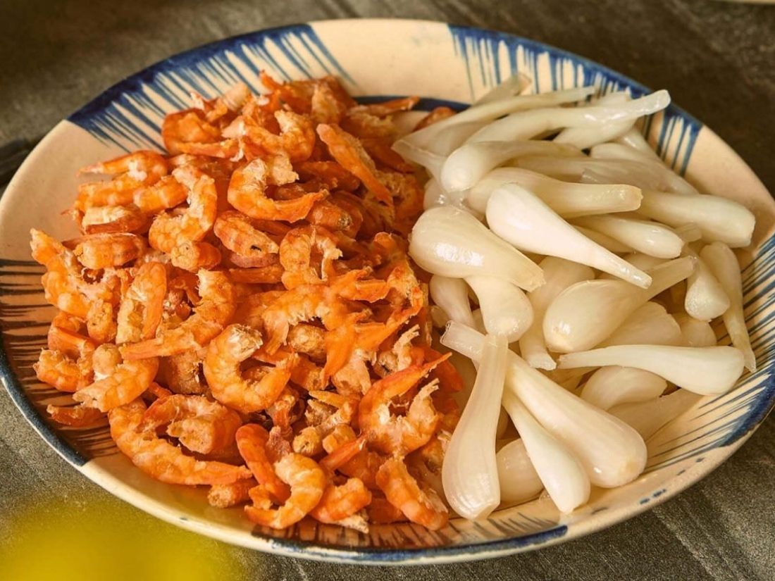 oignons marines aux crevettes sechees