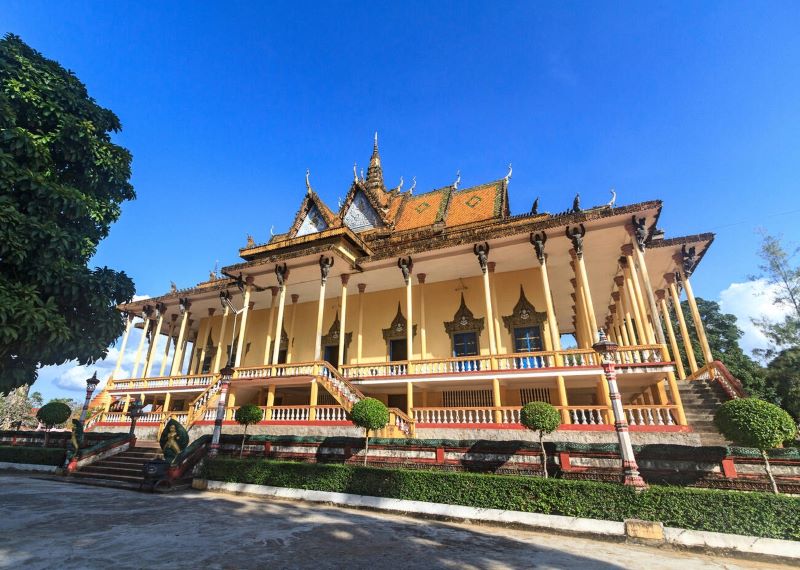 Wat Sasar Muoy Roy, aussi appelée pagode aux 100 piliers le long du Mékong
