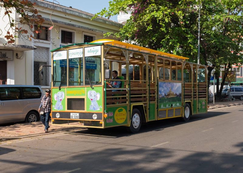 Bus dans la rue Setthathilath, Vientiane, Laos