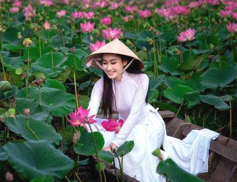 lotus avec femme vietnamienne