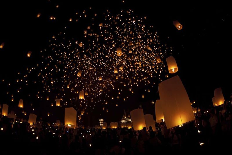 Les lanternes illuminent le ciel