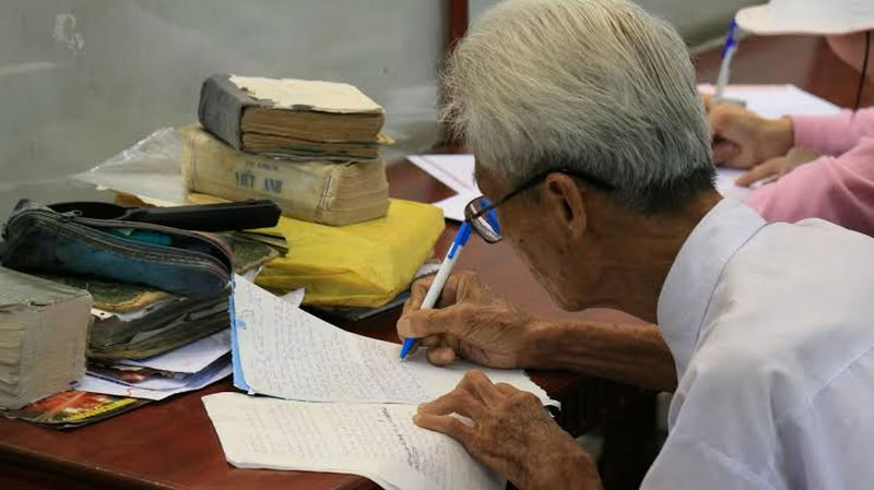 M. Duong Van Ngo (1930-2023), un ancien employé de la poste depuis 1952, est considéré comme le dernier écrivain public de Saïgon.