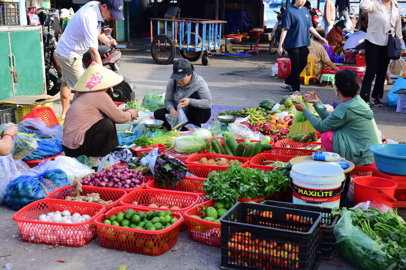 Des fruits et légumes frais sont vendus au marché Binh Tay