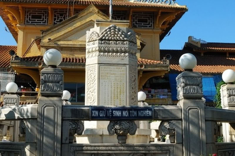 La colonne de pierre finement sculptée, avec des inscriptions en chinois et en français rendant hommage à Quách Đàm