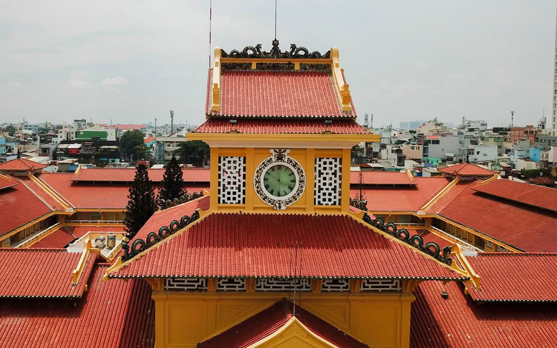 Le décor de style asiatique du marché Binh Tay