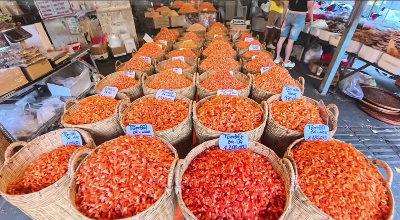 Les crevettes séchées se vendent au kilo au marché Binh Tay