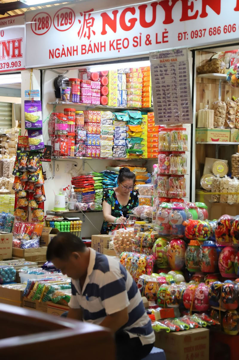 Le marché Binh Tay se compose de 1 446 étals sur 2 niveaux