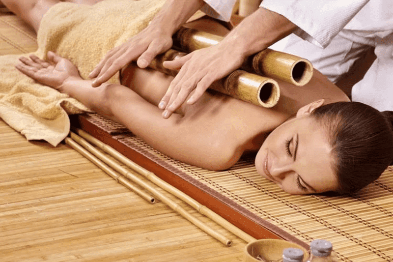 En utilisant des rouleaux en bambou naturel, fabriqués à la main, ce massage vous offre une expérience harmonieuse avec la nature, créant ainsi une expérience unique.