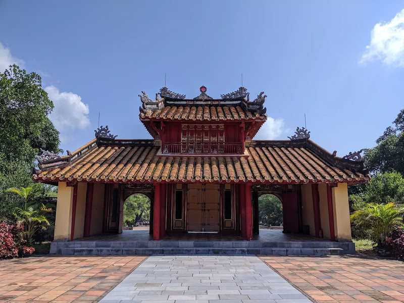 Le mausolée de Minh Mang porte